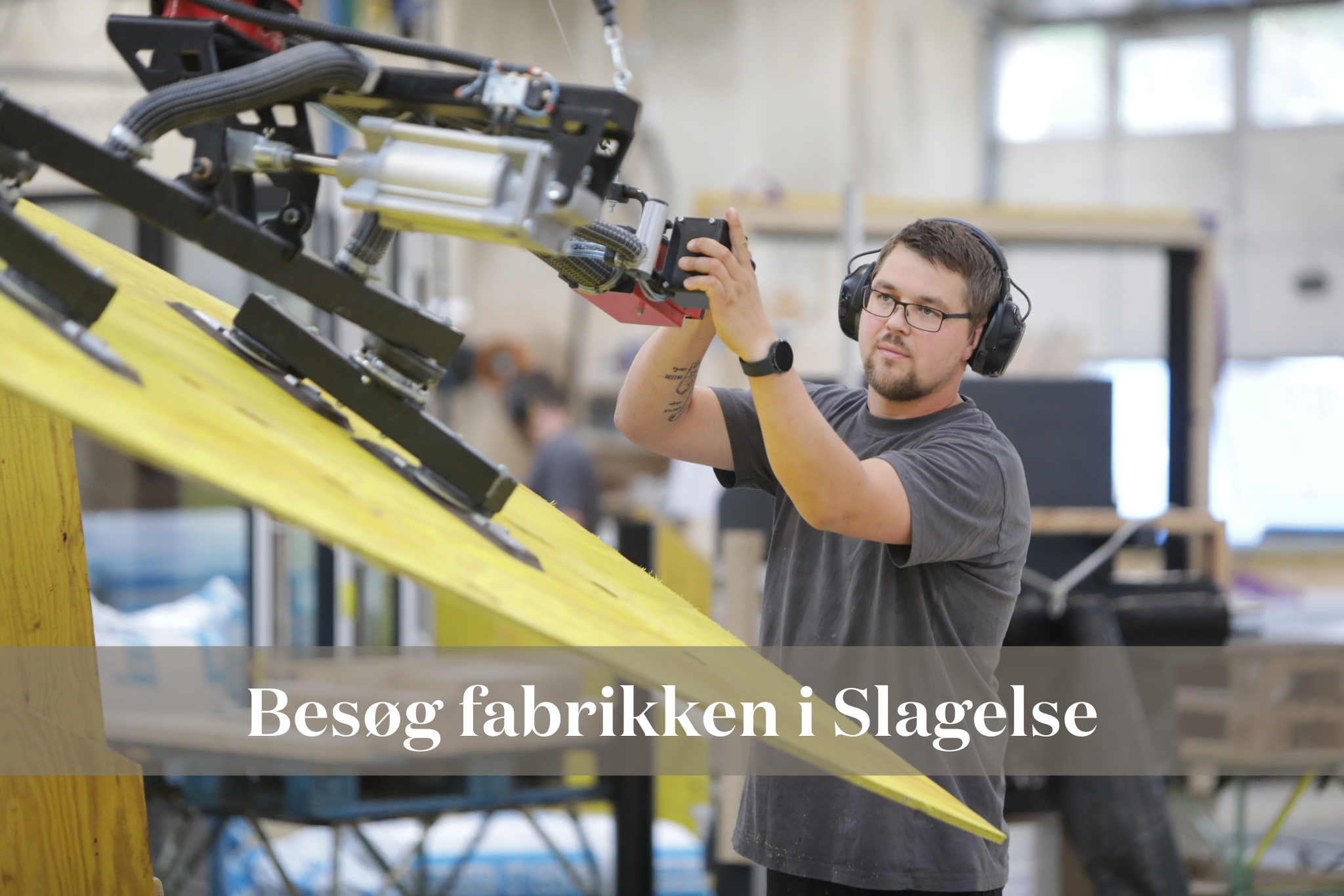 Kom bag facaden på fabrikken